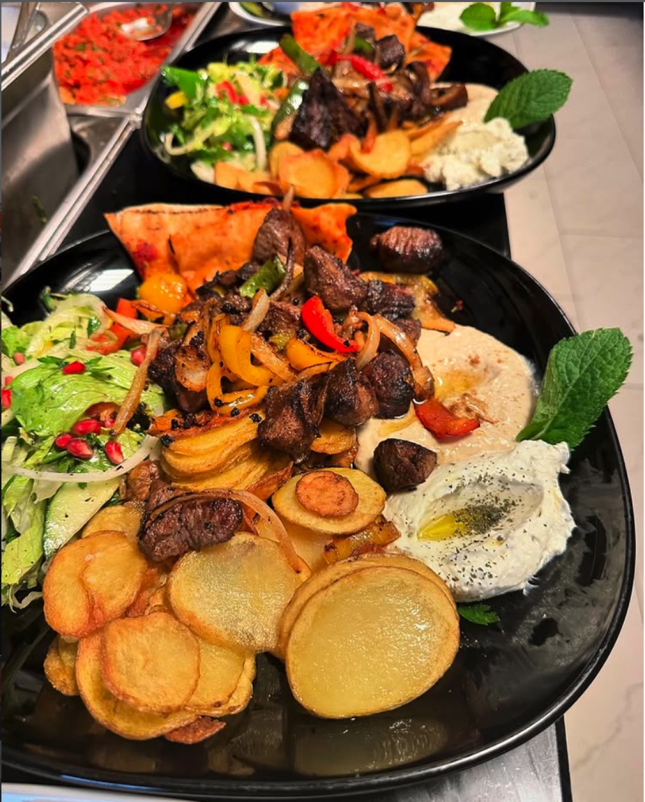 Großer Grillteller mit Fleisch und Kartoffeln