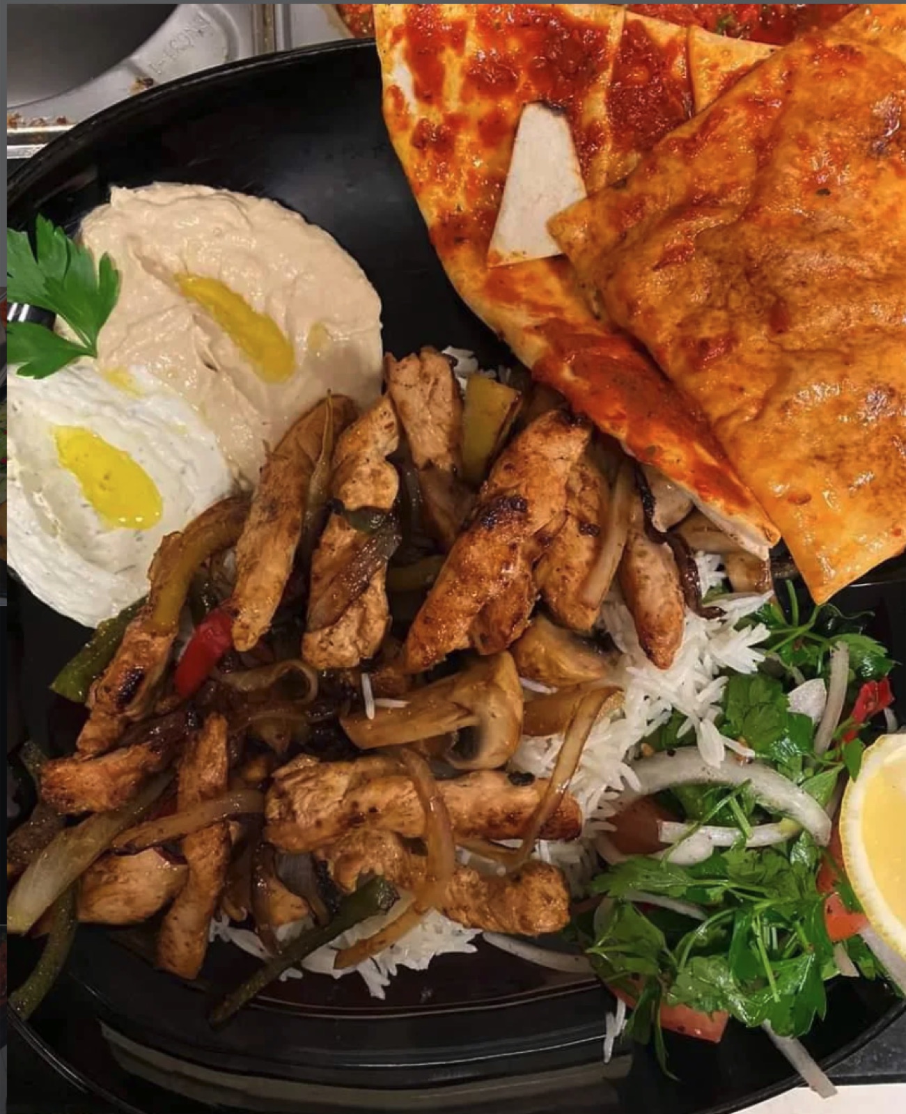 Hähnchen-Pfanne auf Reis mit Hummus und Tabbouleh