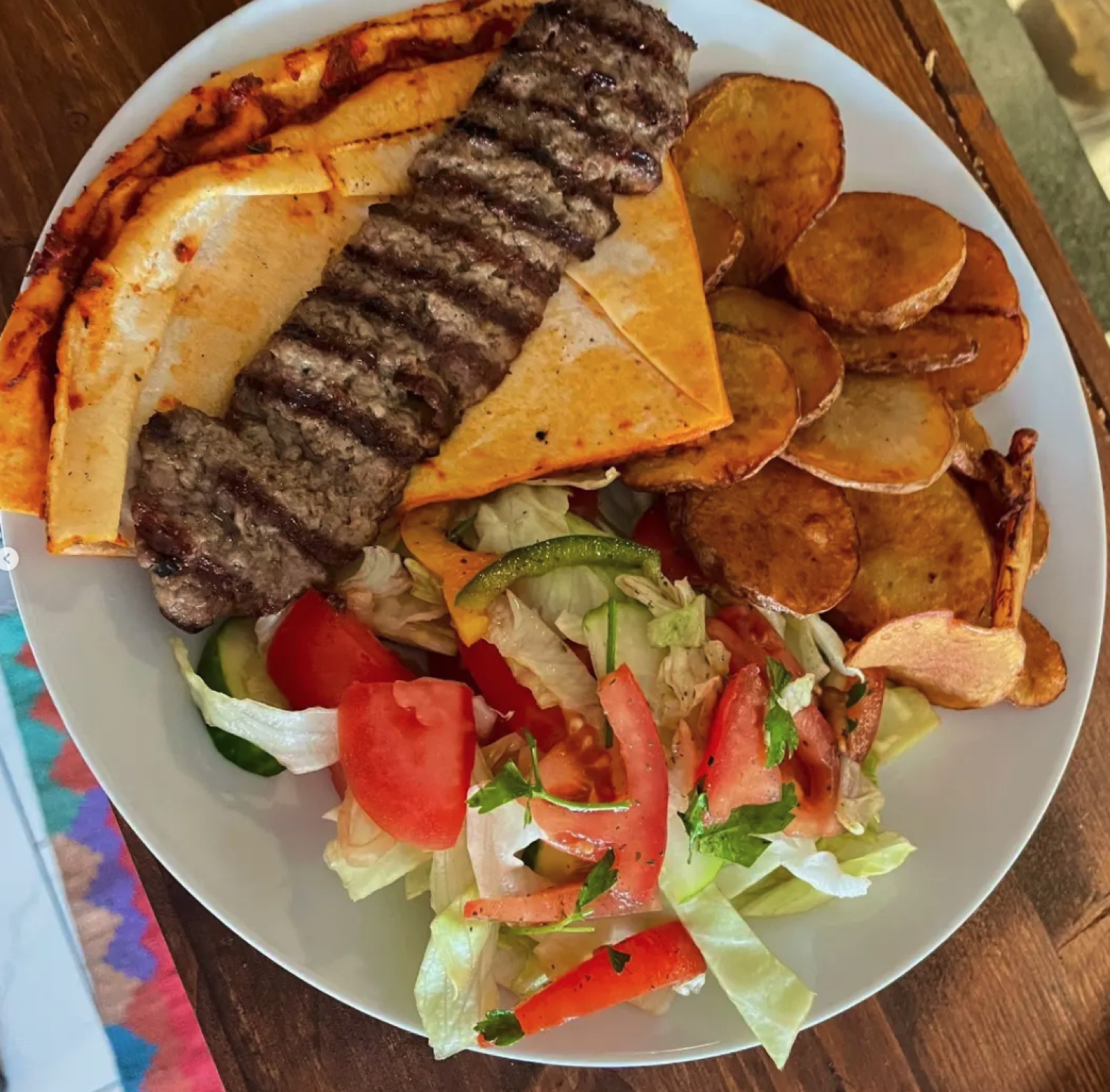 Kofta mit Bratkartoffeln und Salat