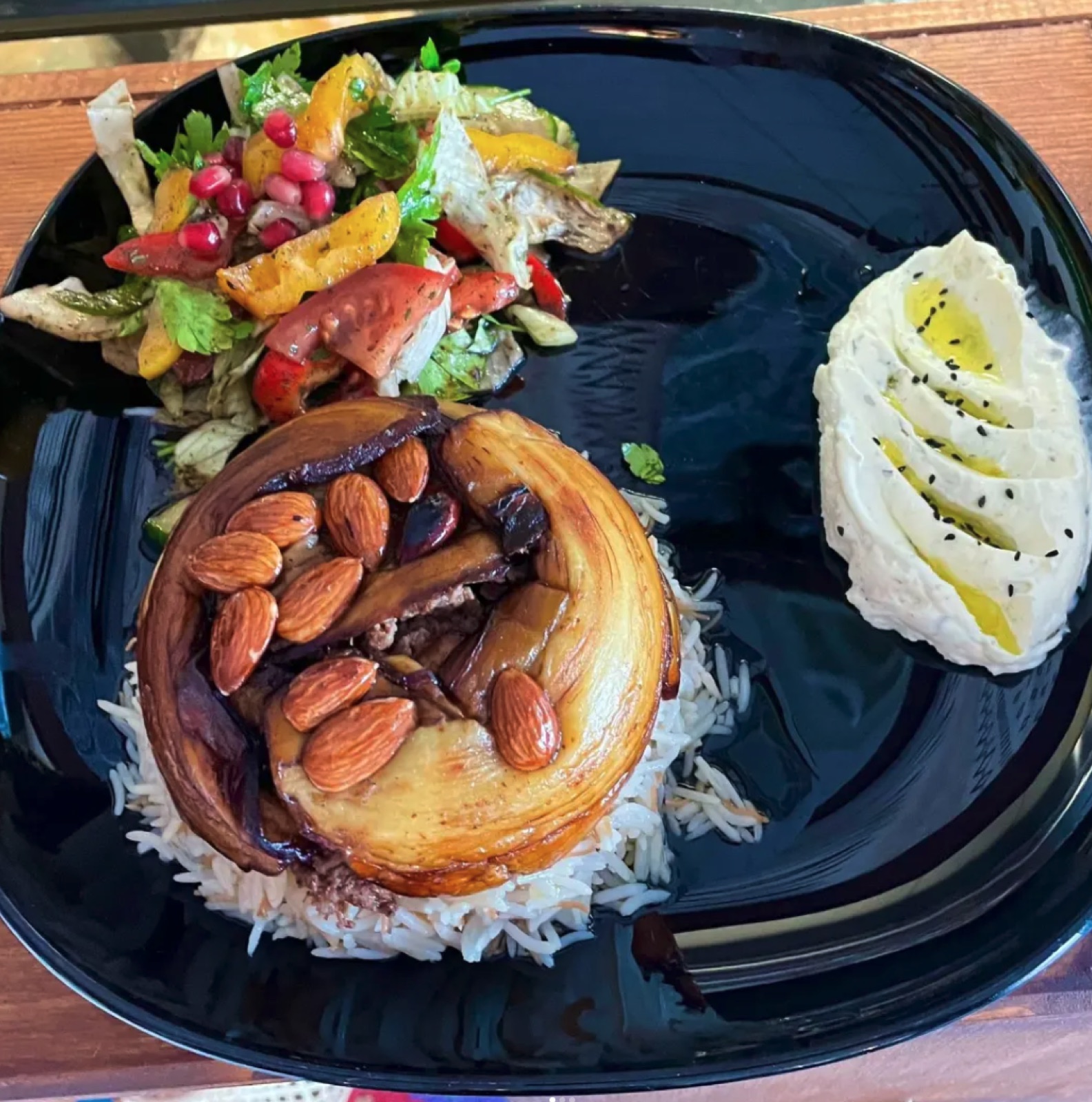 Maqluba mit Mandeln und Labneh
