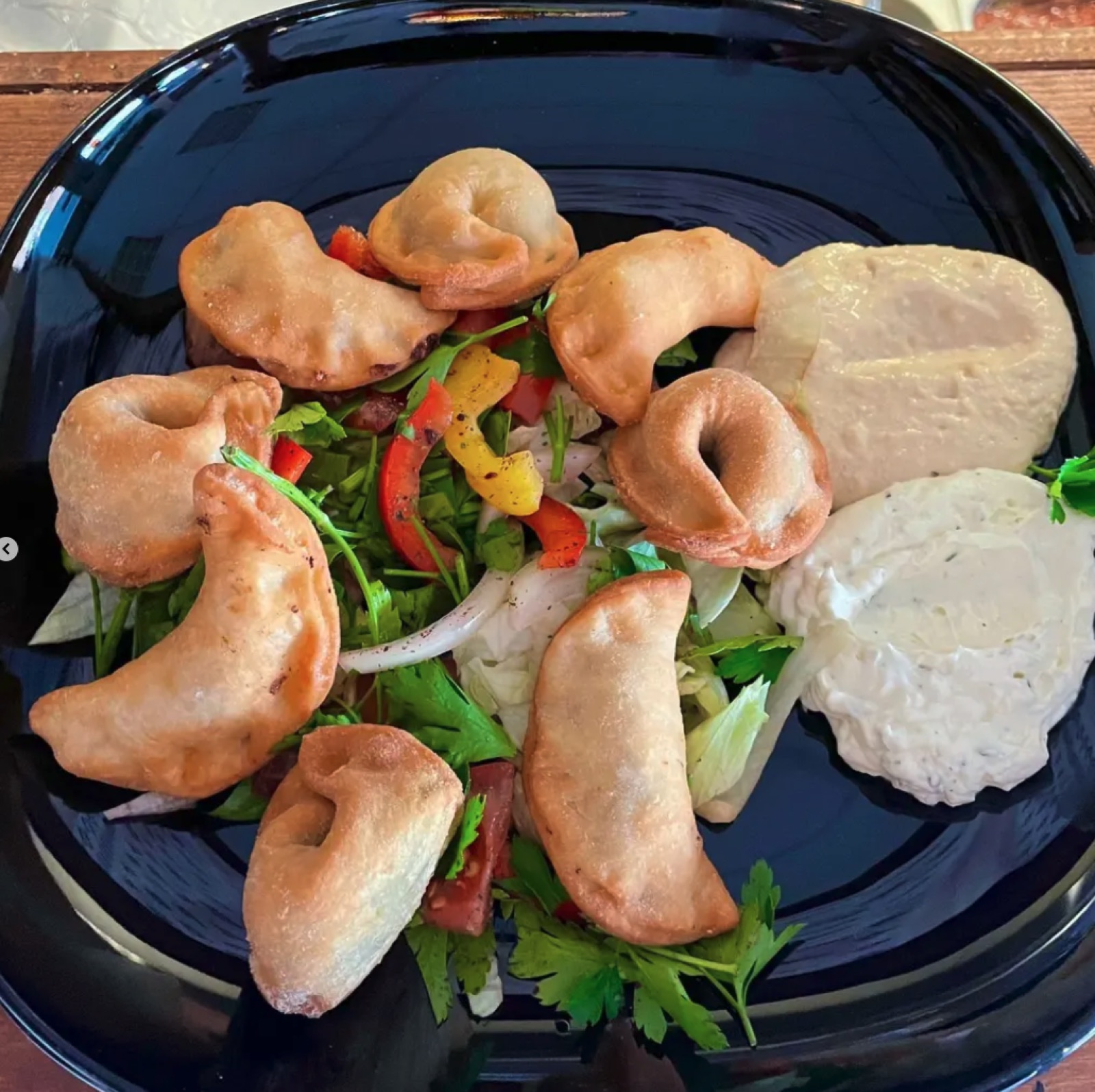 Sambousek — frittierte Teigtaschen mit Dips