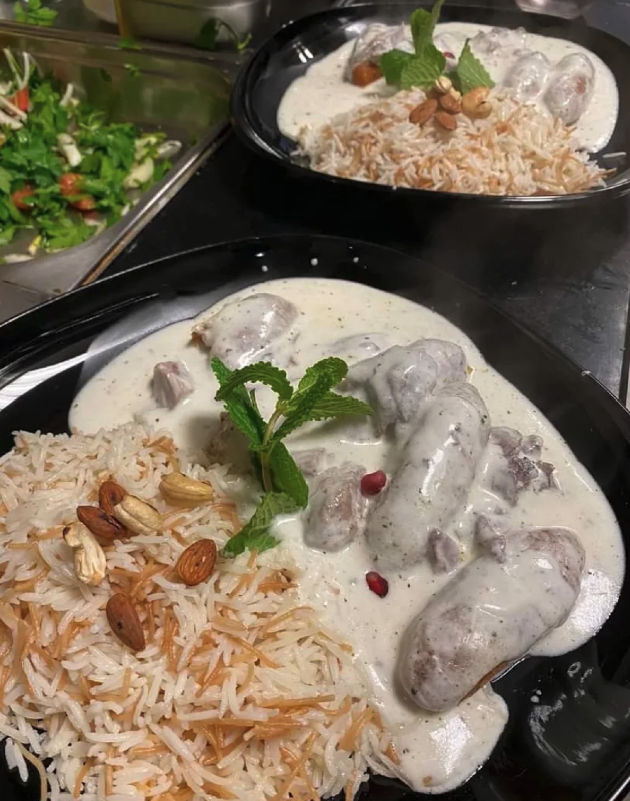 Shakriyeh — Fleisch in Joghurtsoße mit Reis und Nüssen